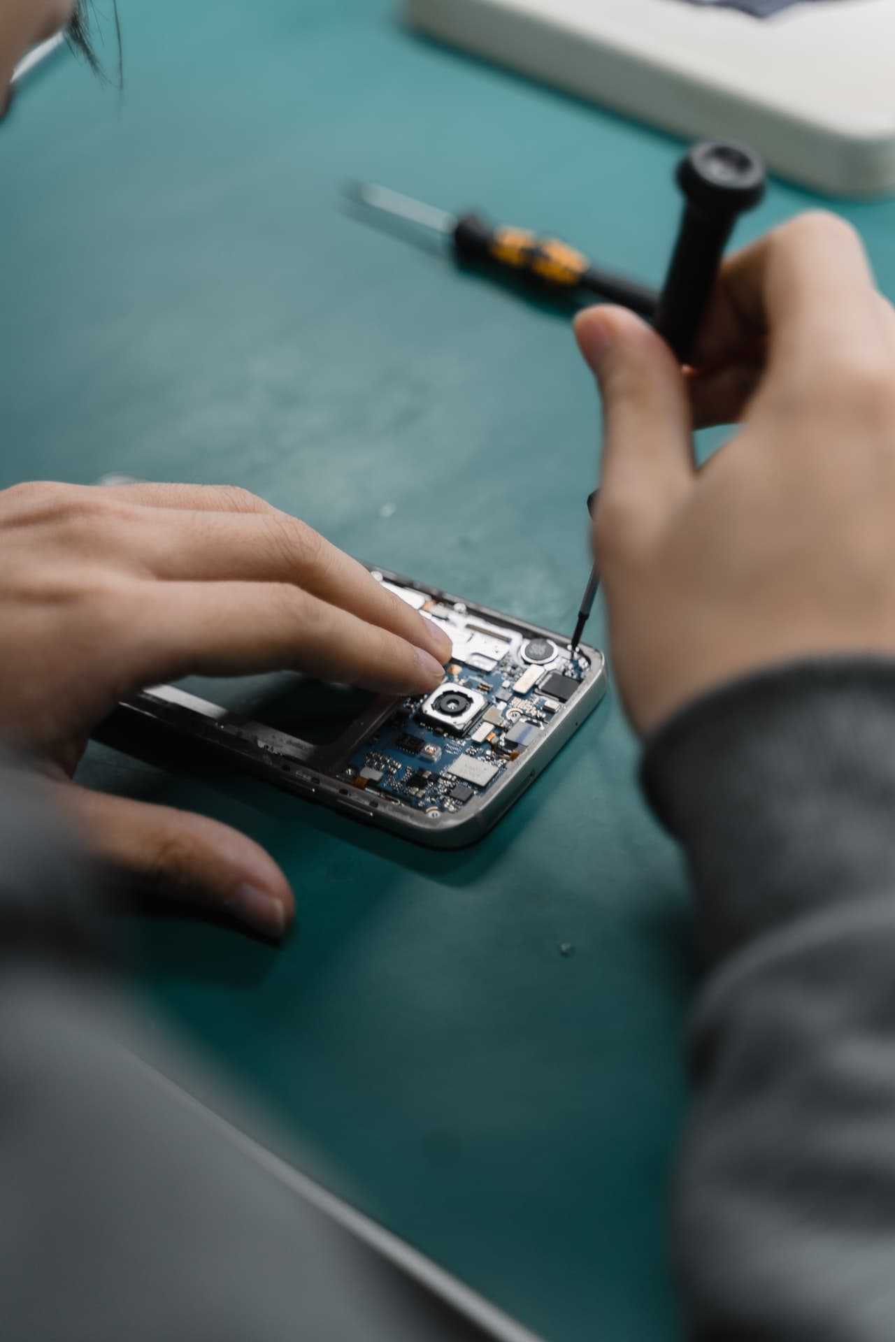 EFIX studentų praktika — studentas dirba su mentoriumi elektronikos taisykloje Vilniuje